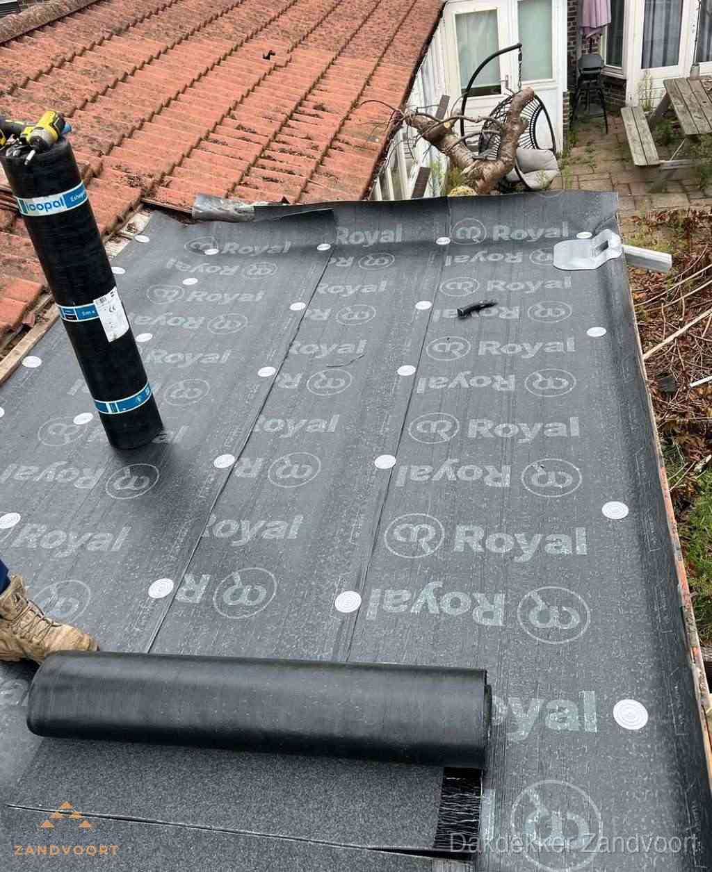 Plat dak met nieuwe bitumen dakbedekking en brandgereedschap in Zandvoort