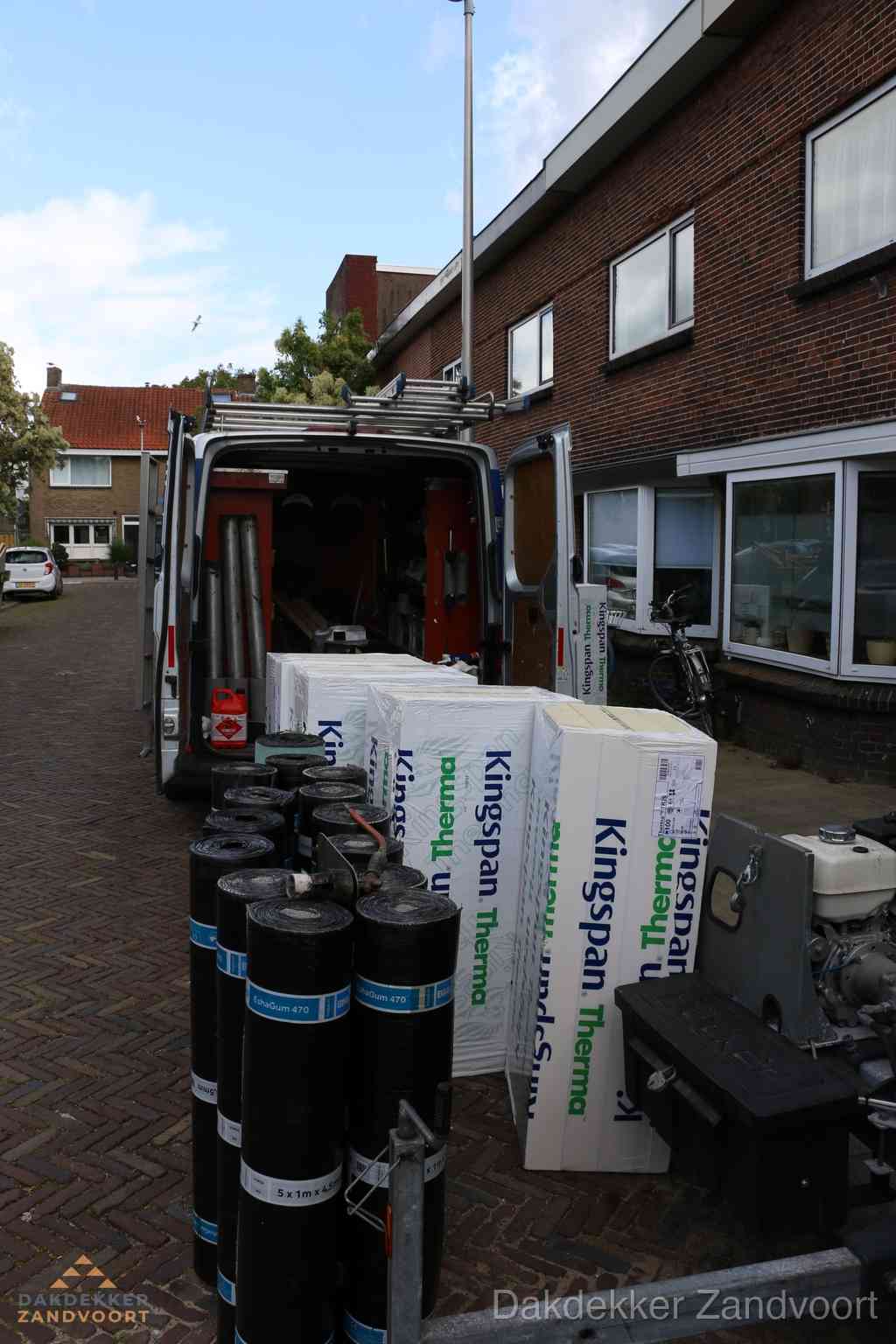 Plat dak met bitumen dakbedekking en brander in Zandvoort