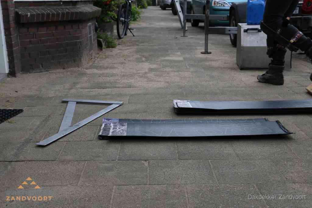 Dakbedekkingsmateriaal en zinkwerk klaargelegd voor reparatie in Zandvoort