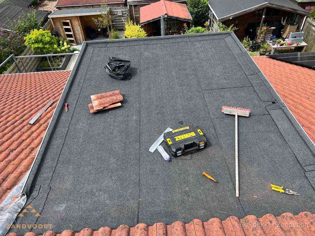 Nieuw plat dak met bitumen dakbedekking in Zandvoort