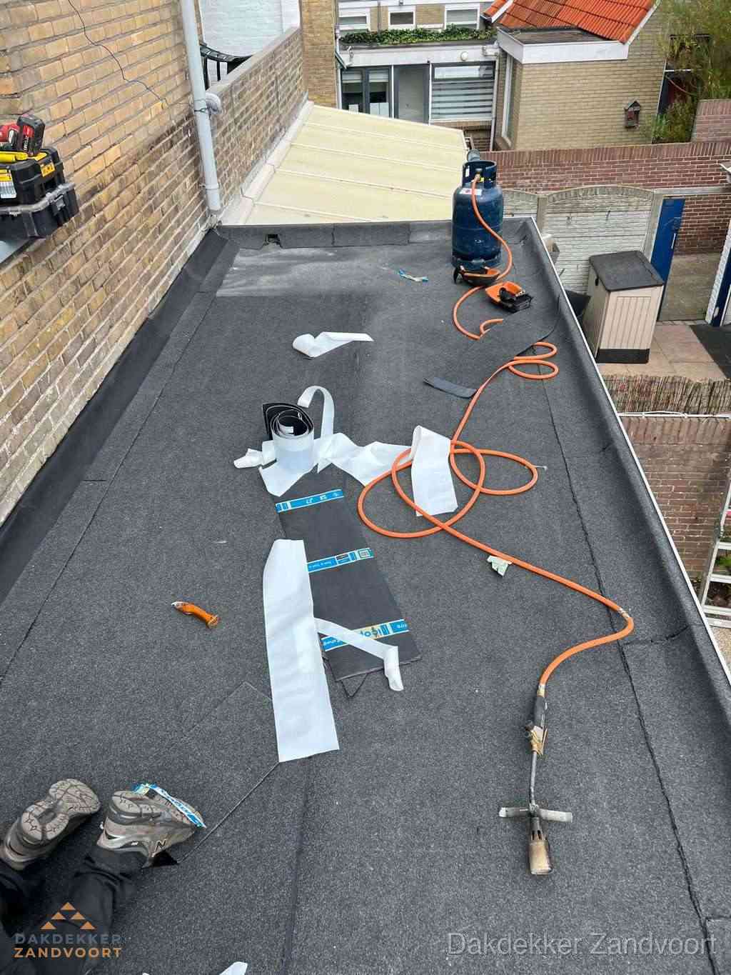 Dakdekker brengt EPDM dakbedekking aan op plat dak in Zandvoort