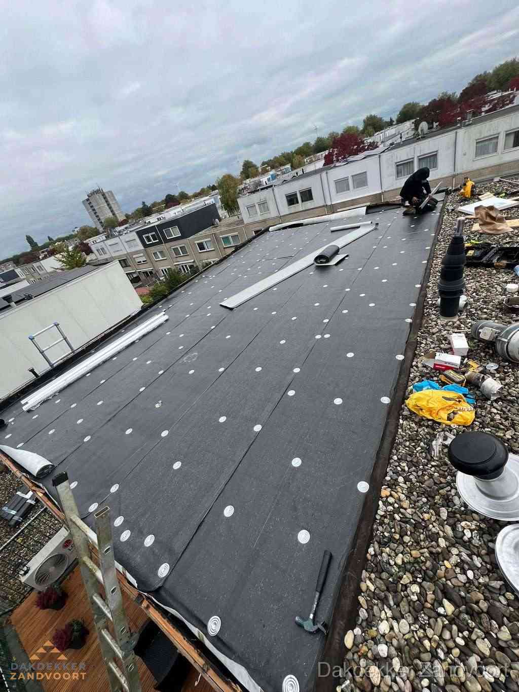 Dakleer vervangen op groot plat dak door dakdekker in Zandvoort