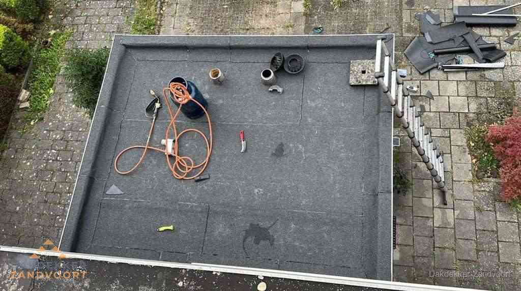 Plat dak met nieuwe bitumen bedekking in Zandvoort