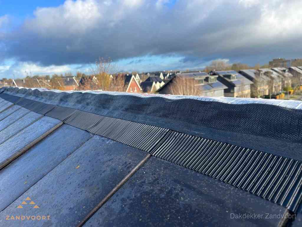 Dakisolatie bij de nok met ventilatieprofiel op schuin dak in Zandvoort