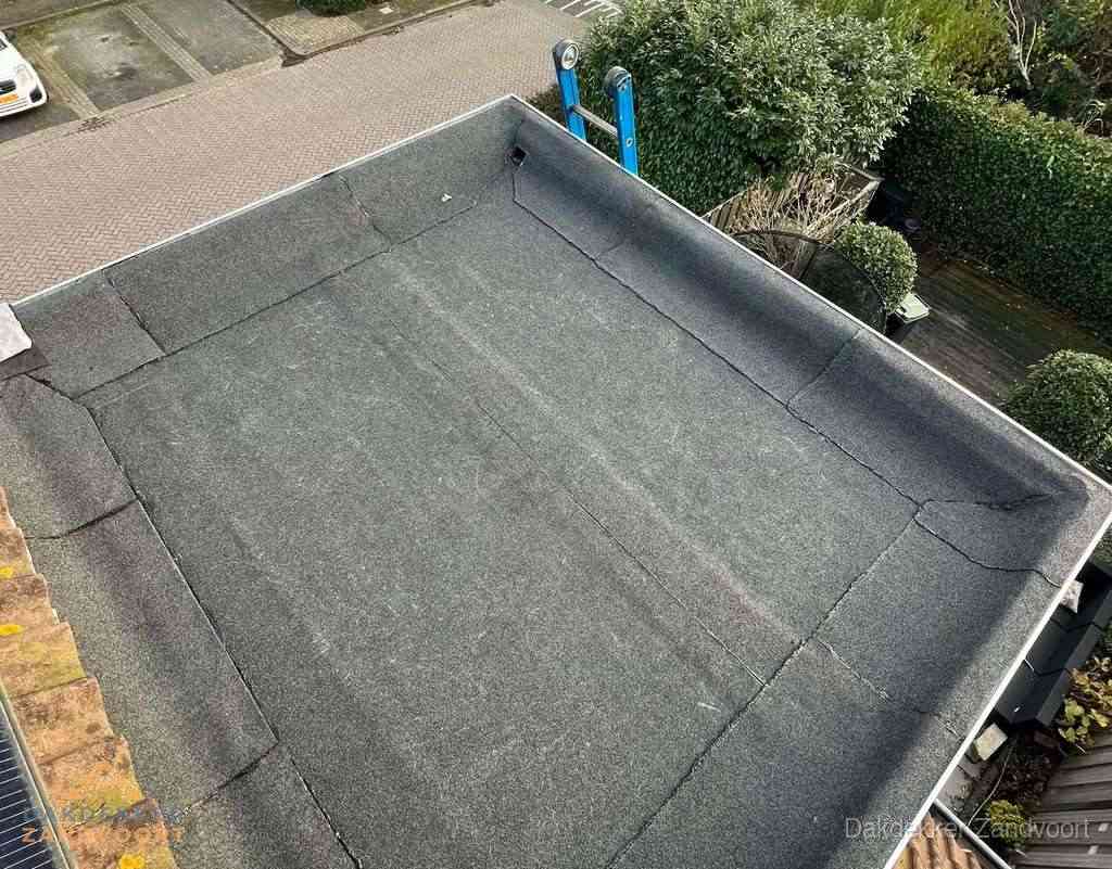 Gerenoveerd plat dak met nieuwe bitumen dakbedekking in Zandvoort