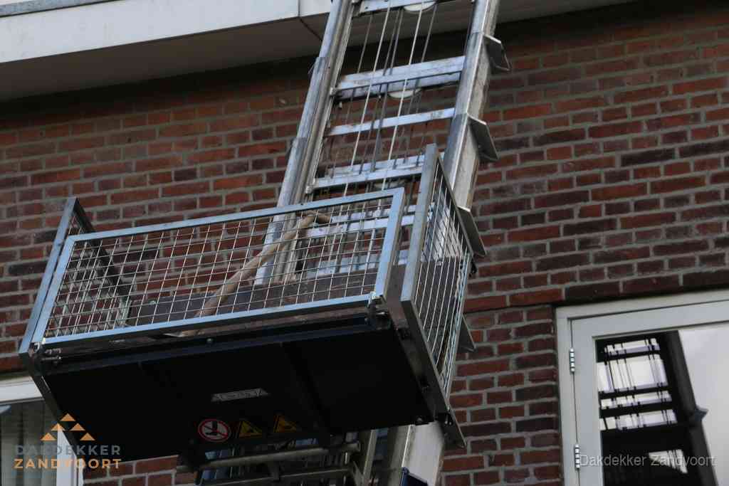 Ladderlift met dakpannen voor dakpan reparatie in Zandvoort