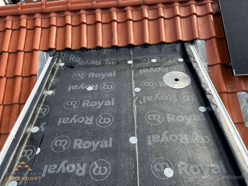 Nieuw dak met dakpannen en Royal onderlaag bij woning in Zandvoort