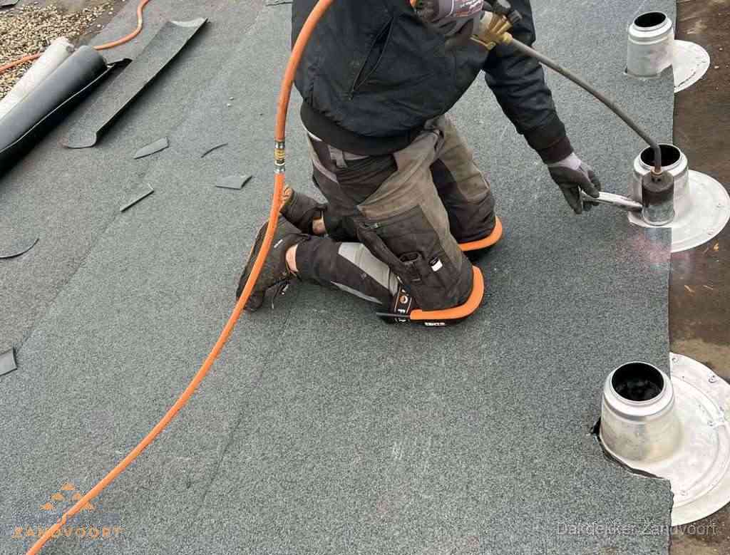 Gereedschap op nieuw plat dak na renovatie in Zandvoort