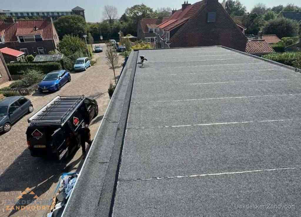 Nieuw bitumen plat dak met uitzicht over landschap in Zandvoort