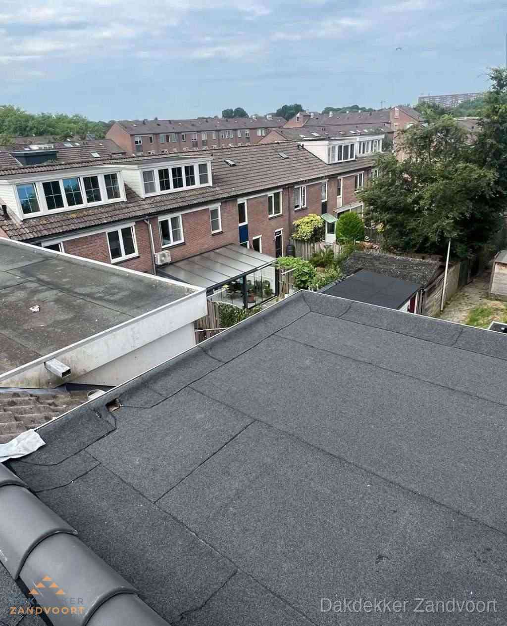 Vernieuwd plat dak met bitumen in woonwijk in Zandvoort
